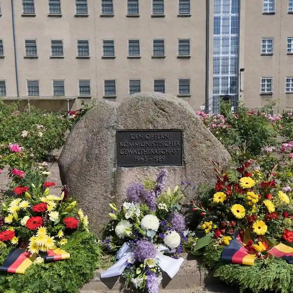 Vor dem ehemaligen zentralen Untersuchungsgefängnis des Ministeriums für Staatssicherheit liegen bunte Blumenkränze in Erinnerung an die Opfer der kommunistischen Gewalthersschaft. 