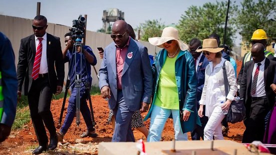 Kulturstaatsministerin Roth mit Delegation auf Baustelle