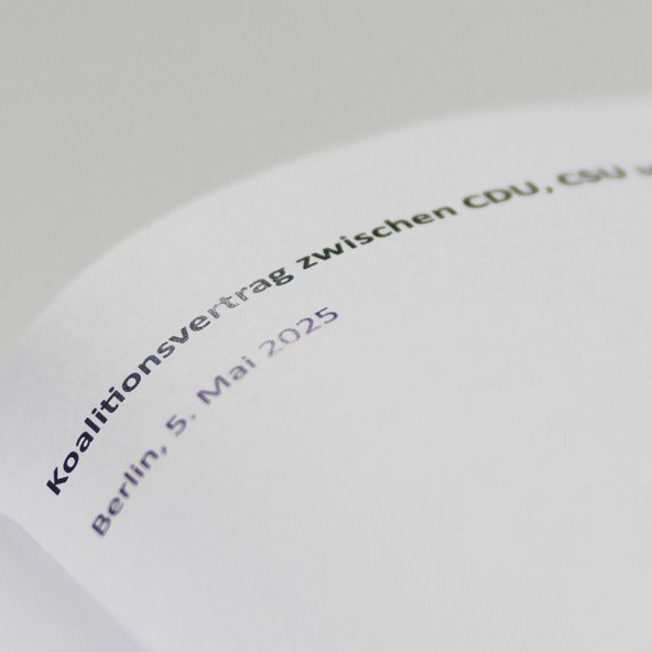 Der aufgeschlagene Koalitionsvertrag, der Titel ist darauf leicht verschwommen zu lesen