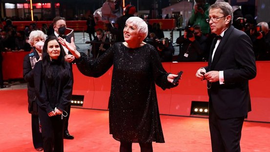 Kulturstaatsministerin Roth mit einem Arzt und einer Pflegerin auf dem Roten Teppich