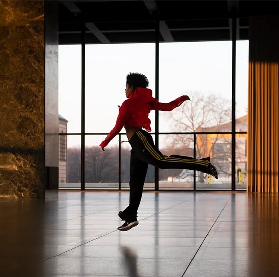 Tanzperformance in der ikonischen oberen Halle der Neuen Nationalgalerie.