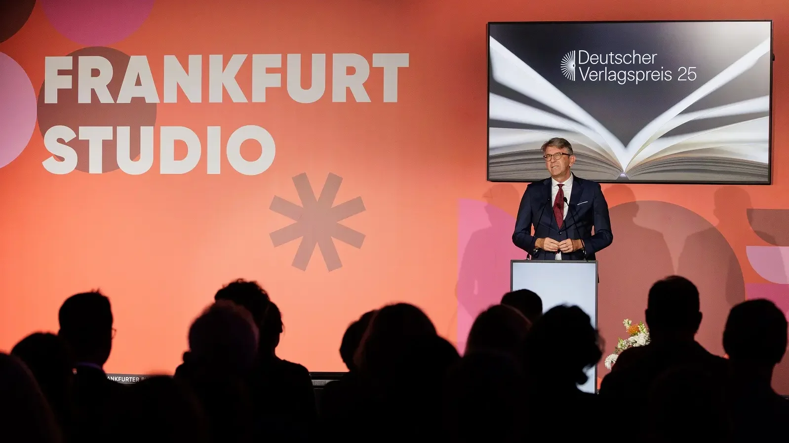 Blick aus dem dunklen Zuschauerraum auf die B&uuml;hne bei der Verleihung des Deutschen Verlagspreises