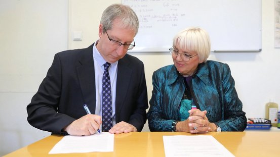 Kulturstaatsministerin Roth mit Bibliotheksdirektor Oren Weinberg