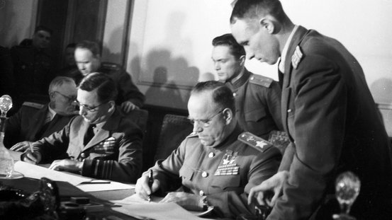 Luftmarschall Tedder und Marschall Shukow nehmen die bedingungslose Kapitulation der deutschen Wehrmacht entgegen.