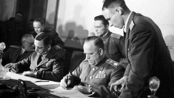 Luftmarschall Tedder und Marschall Shukow nehmen die bedingungslose Kapitulation der deutschen Wehrmacht entgegen.