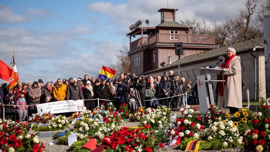 Kulturstaatsministerin Claudia Roth auf dem ehemaligen Appellplatz des Konzentrationslagers Buchenwald.