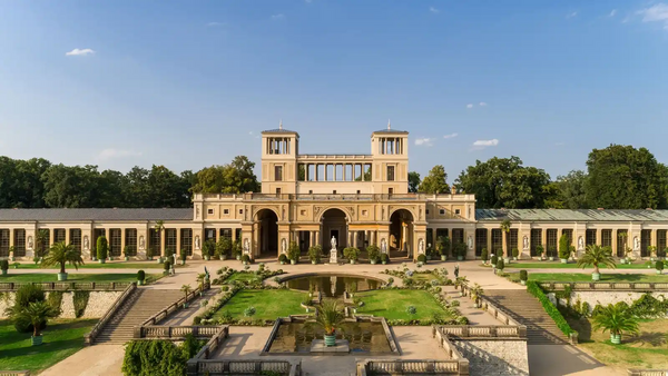 Blick auf das Orangerieschloss im Park Sanssouci