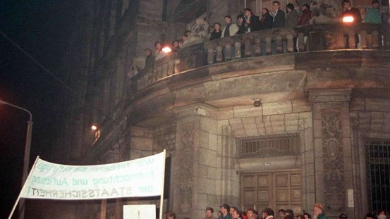 Bürgerinnen und Bürger besetzen den Balkon der Bezirksverwaltung der Staatssicherheit in Leipzig.