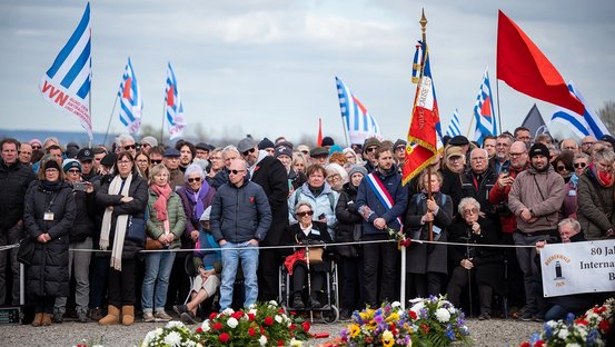 Hunderte Menschen sind am Sonntagnachmittag gekommen, um bei einer Kranzniederlegung in der heutigen Gedenkstätte Buchenwald dabei zu sein.
