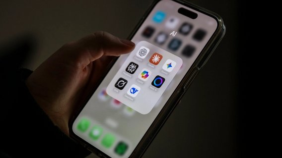 Smartphone-Bildschirm mit mehreren KI-Apps