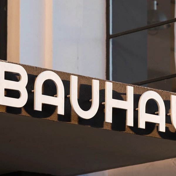 Bauhausgeb&auml;ude (1925-26), Architekt: Walter Gropius, Schriftzug am Eingang, 2019