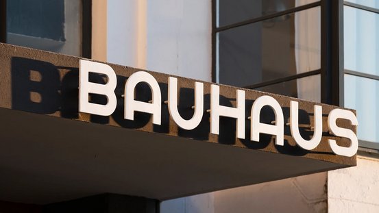 Bauhausgeb&auml;ude (1925-26), Architekt: Walter Gropius, Schriftzug am Eingang, 2019