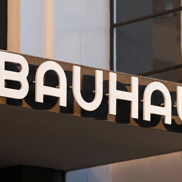 Bauhausgeb&auml;ude (1925-26), Architekt: Walter Gropius, Schriftzug am Eingang, 2019