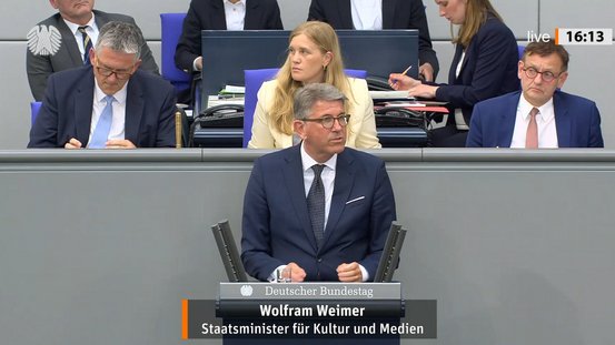 Wolfram Weimer spricht am Rednerpult im Deutschen Bundestag.