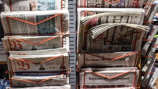 Internationale Zeitungen stecken in einem Zeitungsst&auml;nder