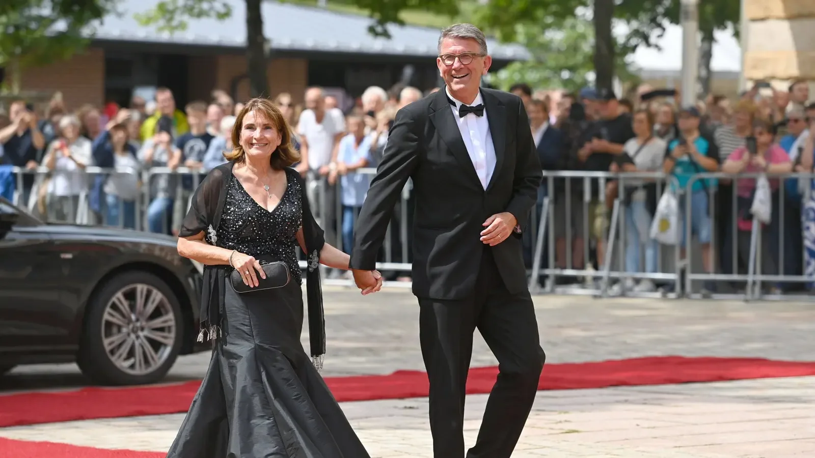Kulturstaatsminister Weimer mit seiner Ehefrau auf dem roten Teppich in Bayreuth
