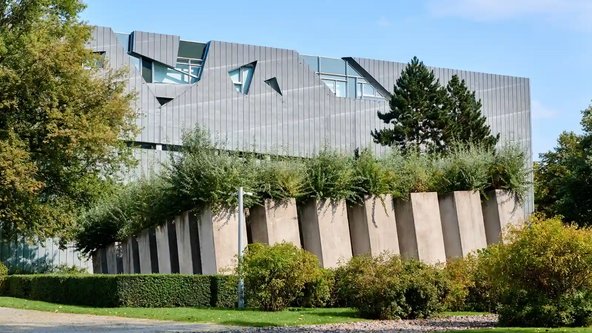 Au&szlig;enansicht des J&uuml;dischen Museums Berlin mit Libeskind-Bau und Garten des Exils