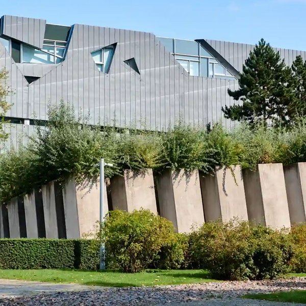 Au&szlig;enansicht des J&uuml;dischen Museums Berlin mit Libeskind-Bau und Garten des Exils
