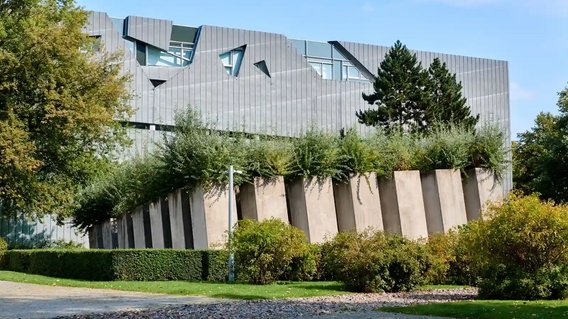 Au&szlig;enansicht des J&uuml;dischen Museums Berlin mit Libeskind-Bau und Garten des Exils