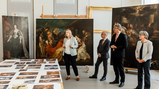 Blick auf die Gem&auml;lde van Dycks auf Staffeleien
