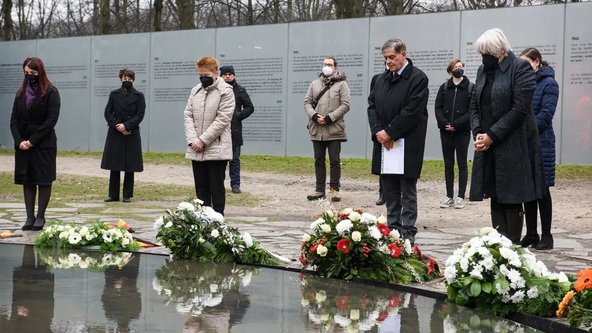 Kulturstaatsministerin Roth am Denkmal für die im Nationalsozialismus ermordeten Sinti und Roma Europas