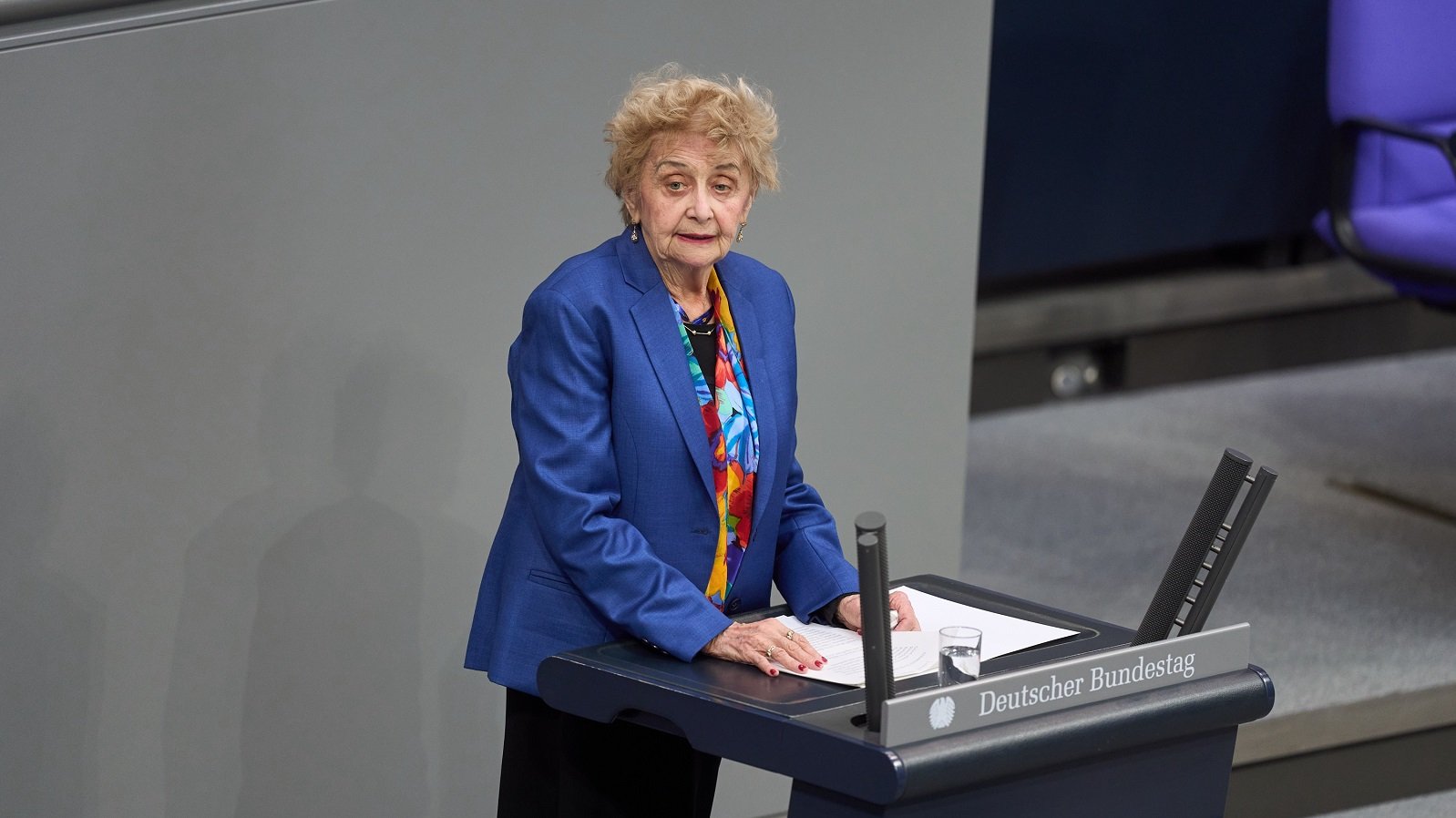 Tova Friedman spricht am Rednerpult im Plenarsaal des Deutschen Bundestages. 
