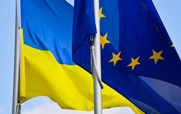 Ukrainische und EU-Flagge