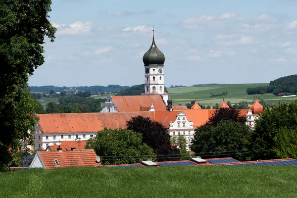 Kloster Wettenhausen von Weitem betrachtet, umgeben von Landschaft