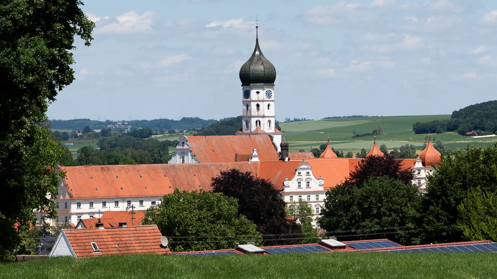Kloster Wettenhausen von Weitem betrachtet, umgeben von Landschaft