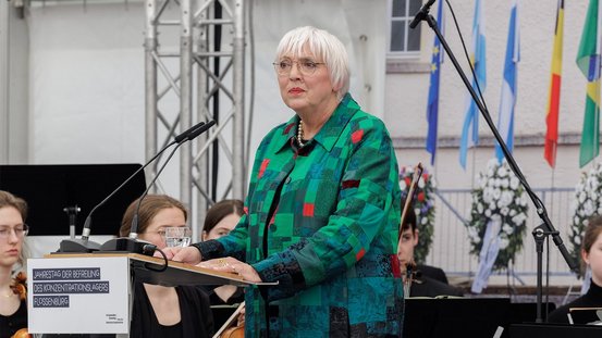 Claudia Roth hält ein Grußwort bei der Gedenkfeier zum 80. Jahrestag der Befreiung des Konzentrationslagers Flossenbürg.