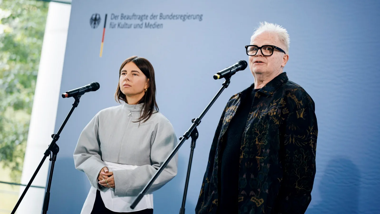 K&uuml;nstlerin Balbina von der Akademie f&uuml;r popul&auml;re Musik und K&uuml;nstler Herbert Gr&ouml;nemeyer bei der Pressekonferenz im Kanzleramt. 