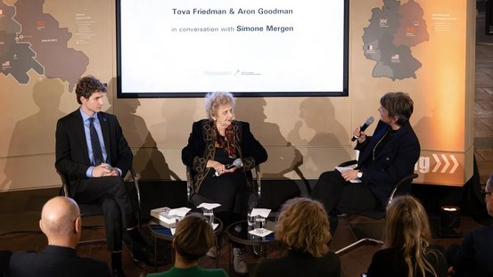 Aron Goodman, Tova Friedman und Simone Mergen im Gespr&auml;ch. 