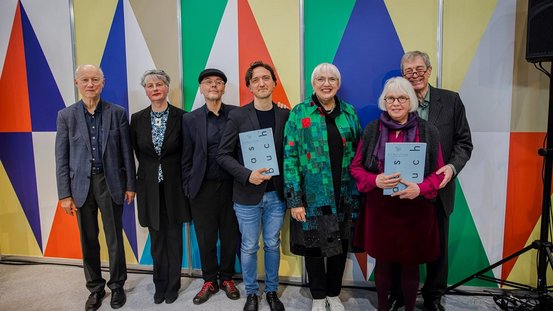 Kulturstaatsministerin Roth mit den Preisträgerinnen und Preisträgern des Kurt-Wolff-Preises Harald Müller und Paul Tischer (Mitte) vom Verlag „Theater der Zeit“ sowie Angelika und Bernd Fischer (rechts) vom Verlag „Edition A. B. Fischer“. Zu sehen sind auch der Laudator Friedrich Dieckmann und Vorstandsvorsitzende der Kurt Wolff Stiftung Katharina Meyer.