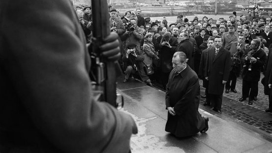 Kniefall von Willy Brandt 1970 in Warschau