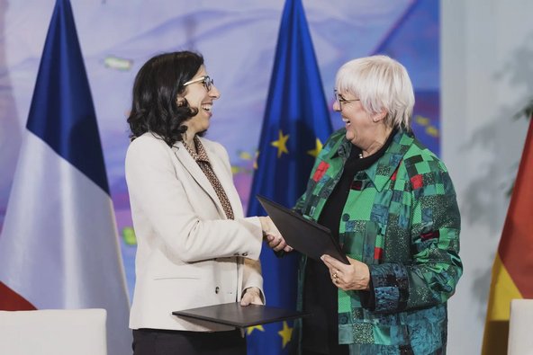 Kulturstaatsministerin Roth mit ihrer Amtskollegin Abdul-Malak nach der Unterzeichnung der gemeinsamen Absichtserklärung