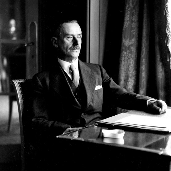 Thomas Mann am Schreibtisch.