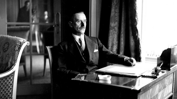 Thomas Mann am Schreibtisch.