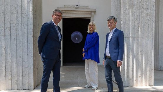Kulturstaaatsminister Wolfram Weimer mit der Kuratorin Nicola Borgmann und dem Künstler Christoph Brech vor dem Deutschen Pavillon in Venedig