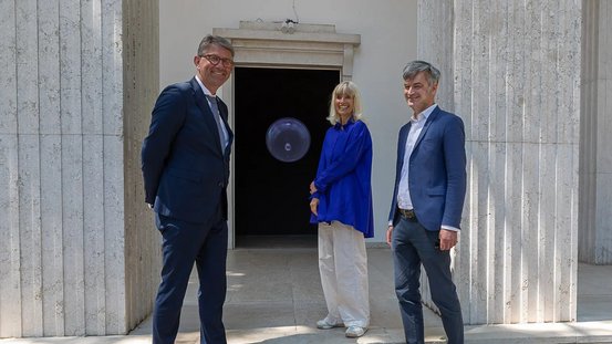 Kulturstaaatsminister Wolfram Weimer mit der Kuratorin Nicola Borgmann und dem Künstler Christoph Brech vor dem Deutschen Pavillon in Venedig