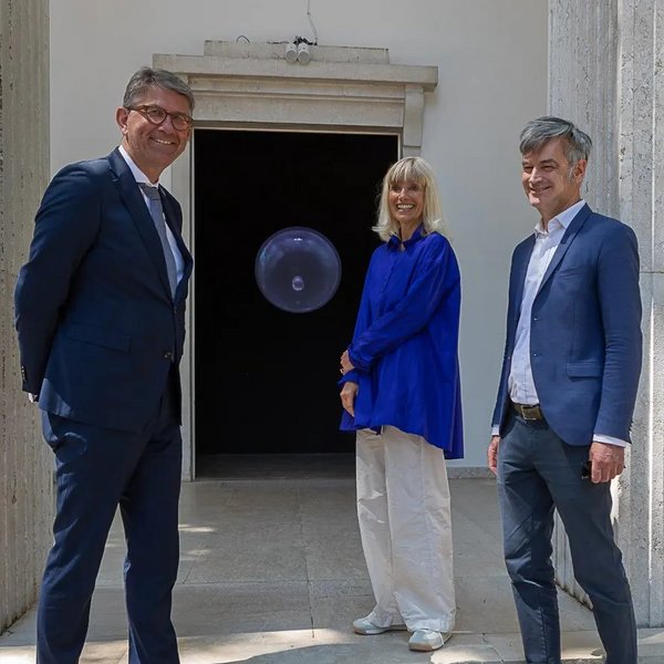 Kulturstaaatsminister Wolfram Weimer mit der Kuratorin Nicola Borgmann und dem Künstler Christoph Brech vor dem Deutschen Pavillon in Venedig