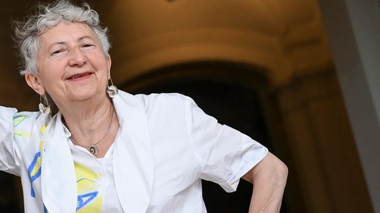 Gabriele St&ouml;tzer steht in ihrer Ausstellung im Gropius Bau 