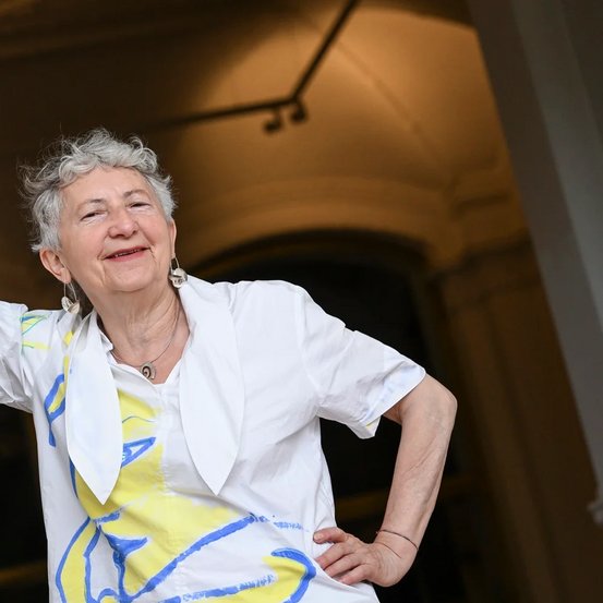 Gabriele St&ouml;tzer steht in ihrer Ausstellung im Gropius Bau 