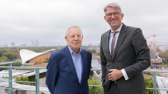 Bild zum Artikel: "Friedenspreis des Deutschen Buchhandels an Karl Schlögel verliehen – Staatsminister Weimer: „Er lehrt uns, Europa mit wachen Augen zu sehen“"