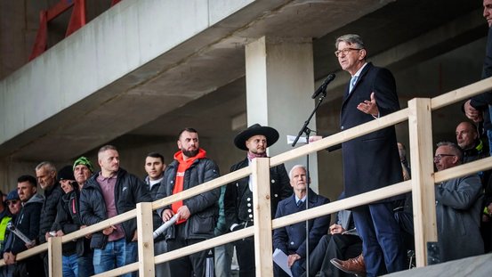 Staatsminister Weimer bei seiner Rede, neben ihm stehen Handwerker. 