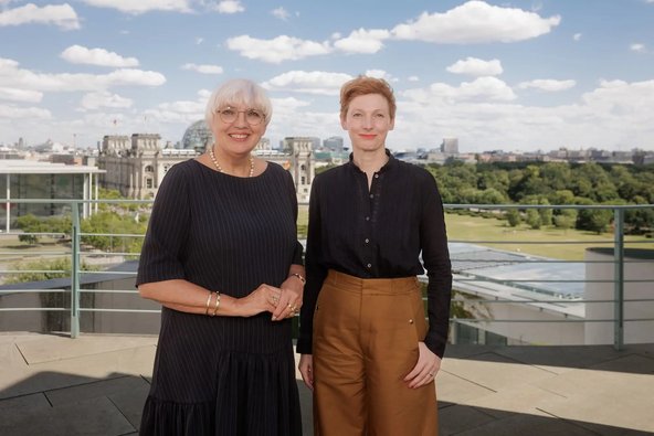 Kulturstaatsministerin Claudia Roth mit Katarzyna Wielga-Skolimowska auf der Terrasse im Bundeskanzleramt