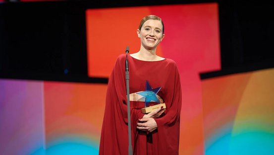 Die Schauspielerin Katharina Stark ist bei der Berlinale als „European Shooting Star 2024“ ausgezeichnet worden.