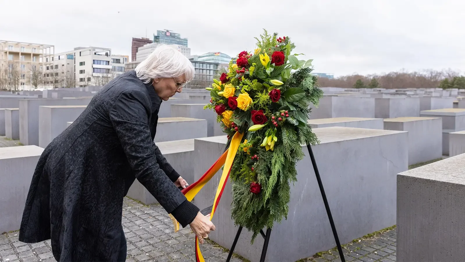 Kulturstaatsministerin Roth gedenkt am Denkmal f&uuml;r die im Nationalsozialismus ermodeten Juden Europas der Opfer mit einem Kranz.