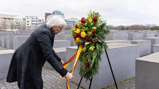 Kulturstaatsministerin Roth gedenkt am Denkmal für die im Nationalsozialismus ermodeten Juden Europas der Opfer mit einem Kranz.
