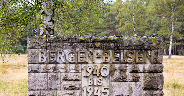 Steinwand mit dem Schriftzug &quot;Bergen-Belsen, 1940 bis 1945&quot; vor einer Birke