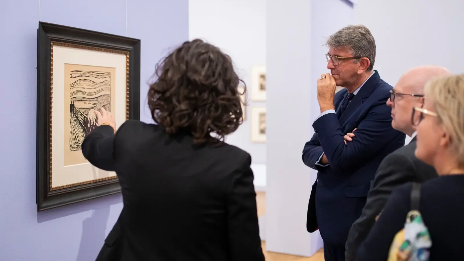 Der Staatsminister beim Besuch der Munch-Ausstellung vor dem Werk "Der Schrei"